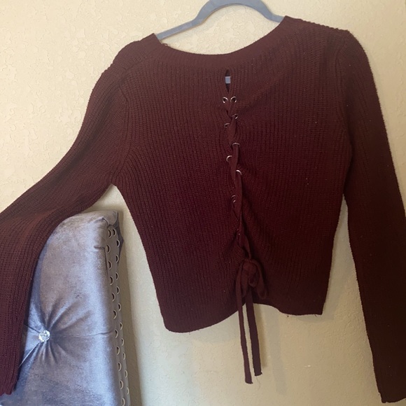 Thick warm long sleeve with open back that ties - Picture 2 of 3